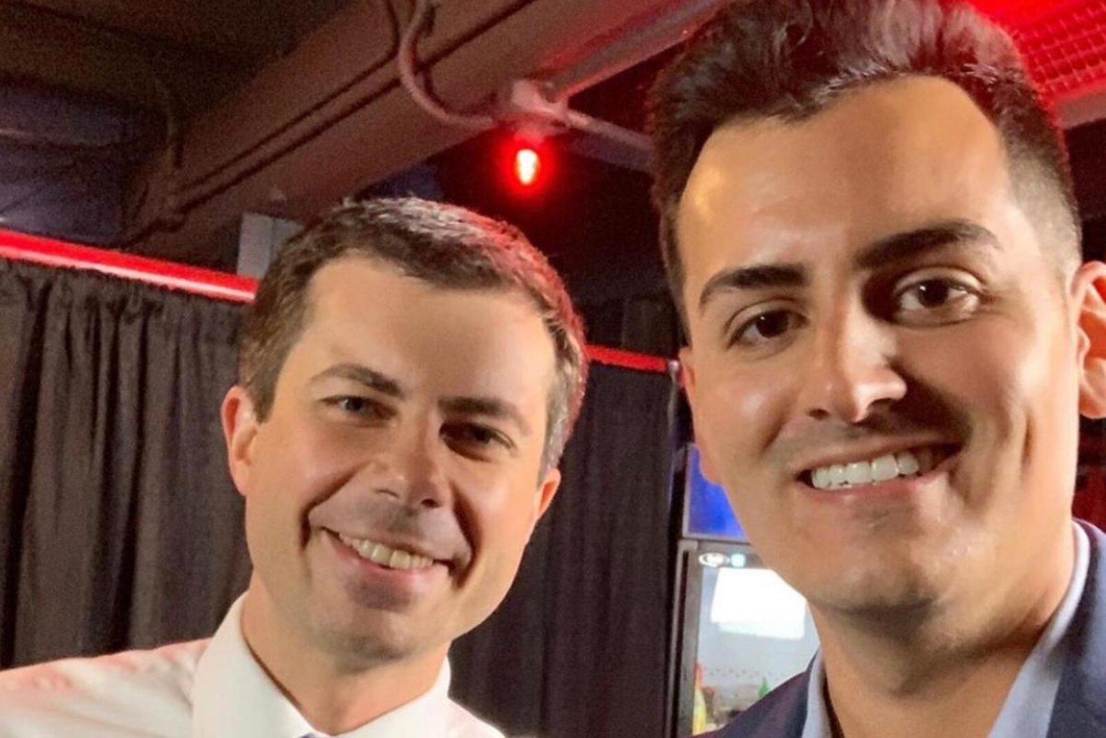 Darrin Camilleri taking a selfie with Pete Buttigieg.